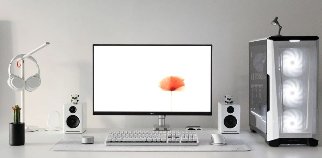 3 Minimalist Desk Setups - minimalist desk setup pic opt